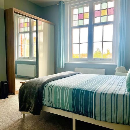 Lovely 2 Bed 2 Bath Flat With Free Parking พูล ภายนอก รูปภาพ