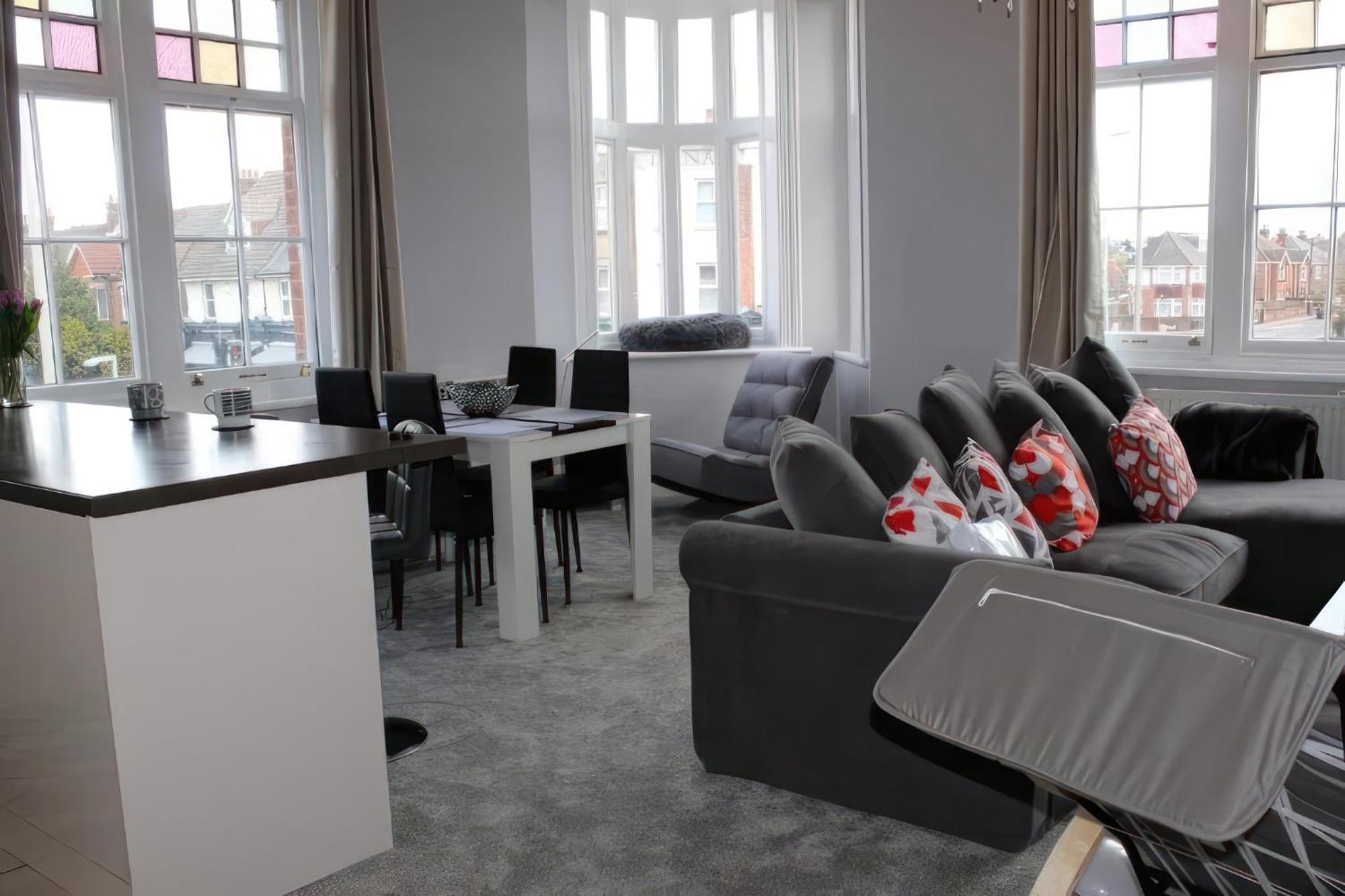 Lovely 2 Bed 2 Bath Flat With Free Parking พูล ภายนอก รูปภาพ