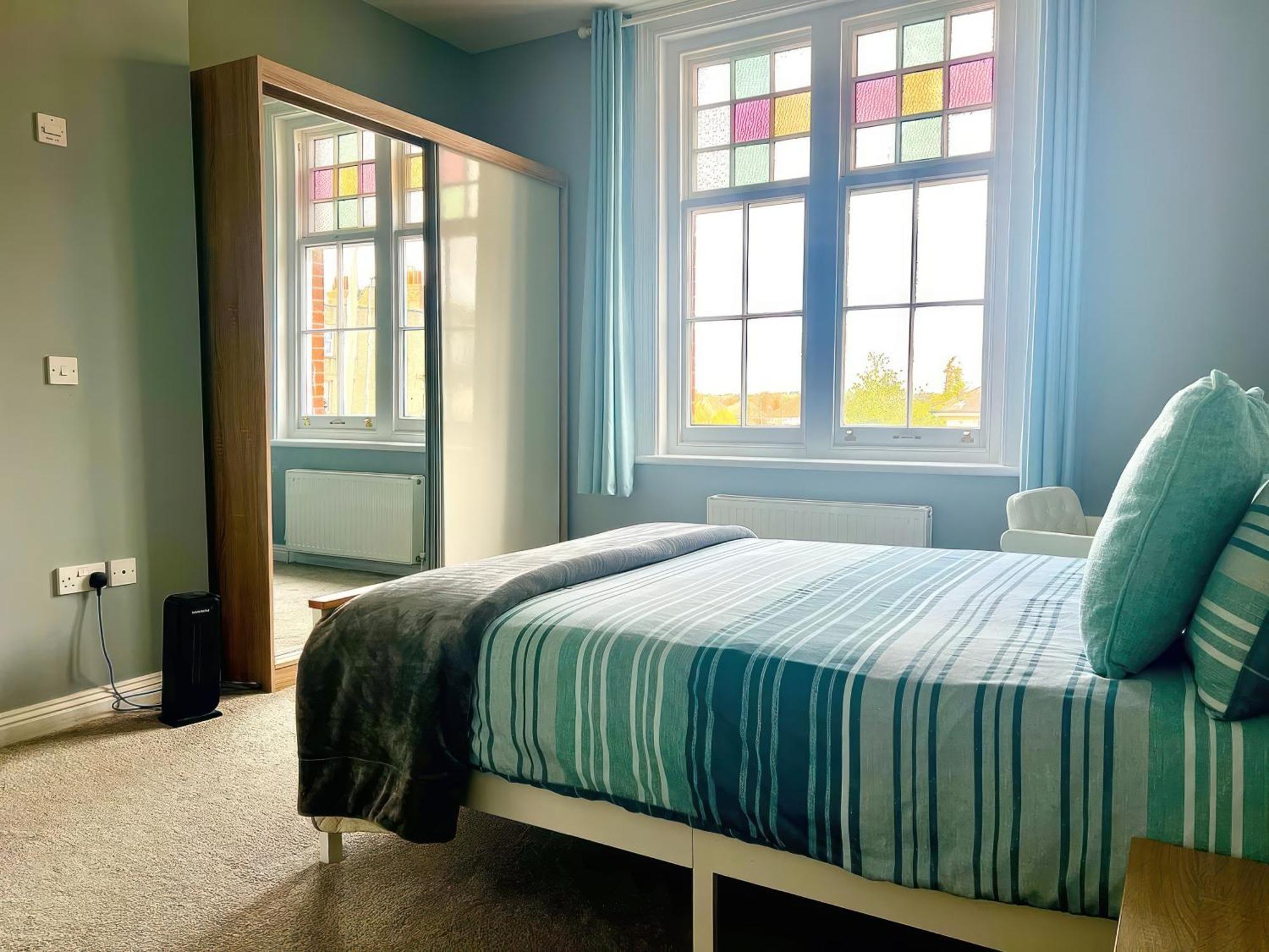 Lovely 2 Bed 2 Bath Flat With Free Parking พูล ภายนอก รูปภาพ