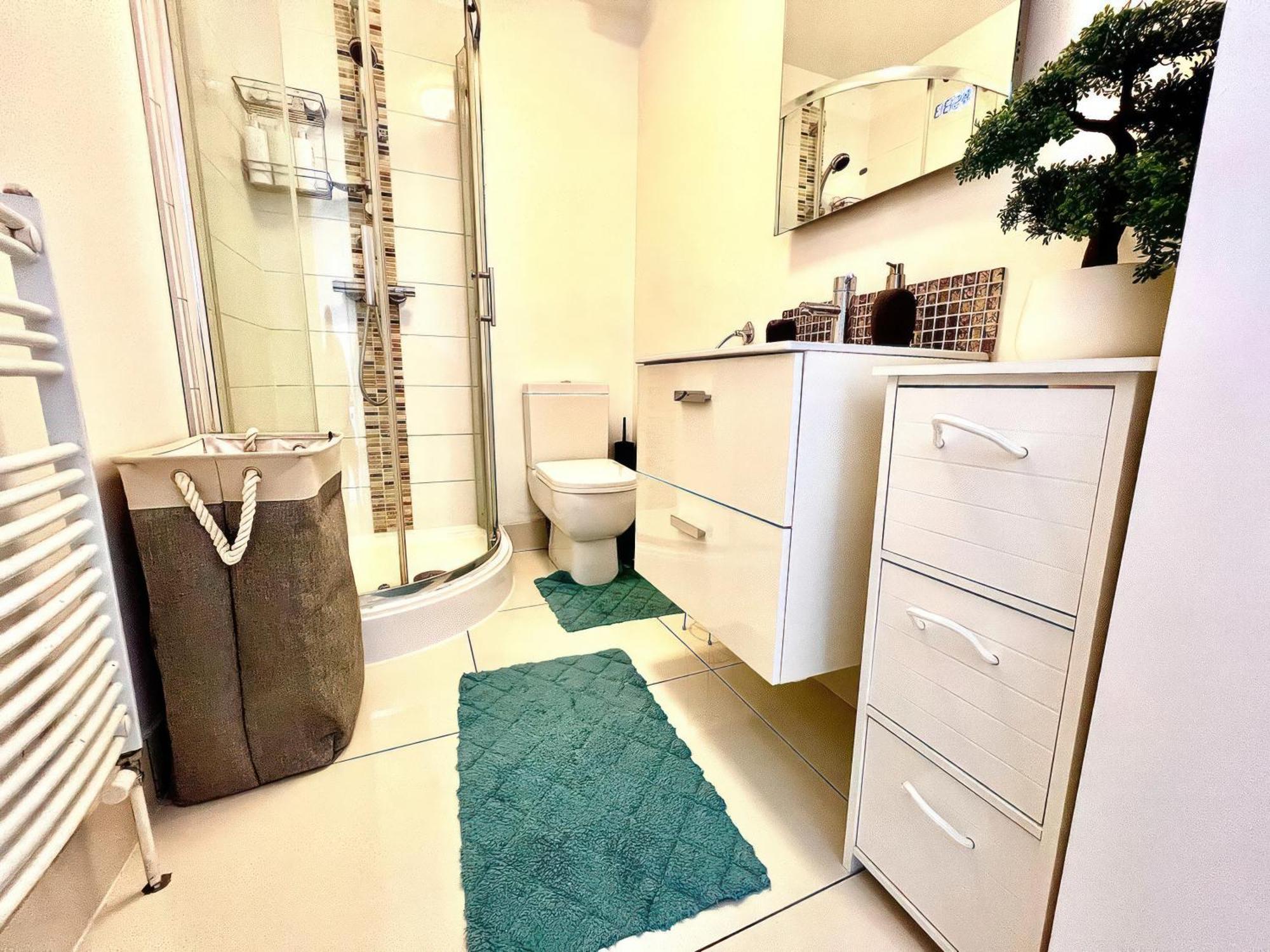 Lovely 2 Bed 2 Bath Flat With Free Parking พูล ภายนอก รูปภาพ