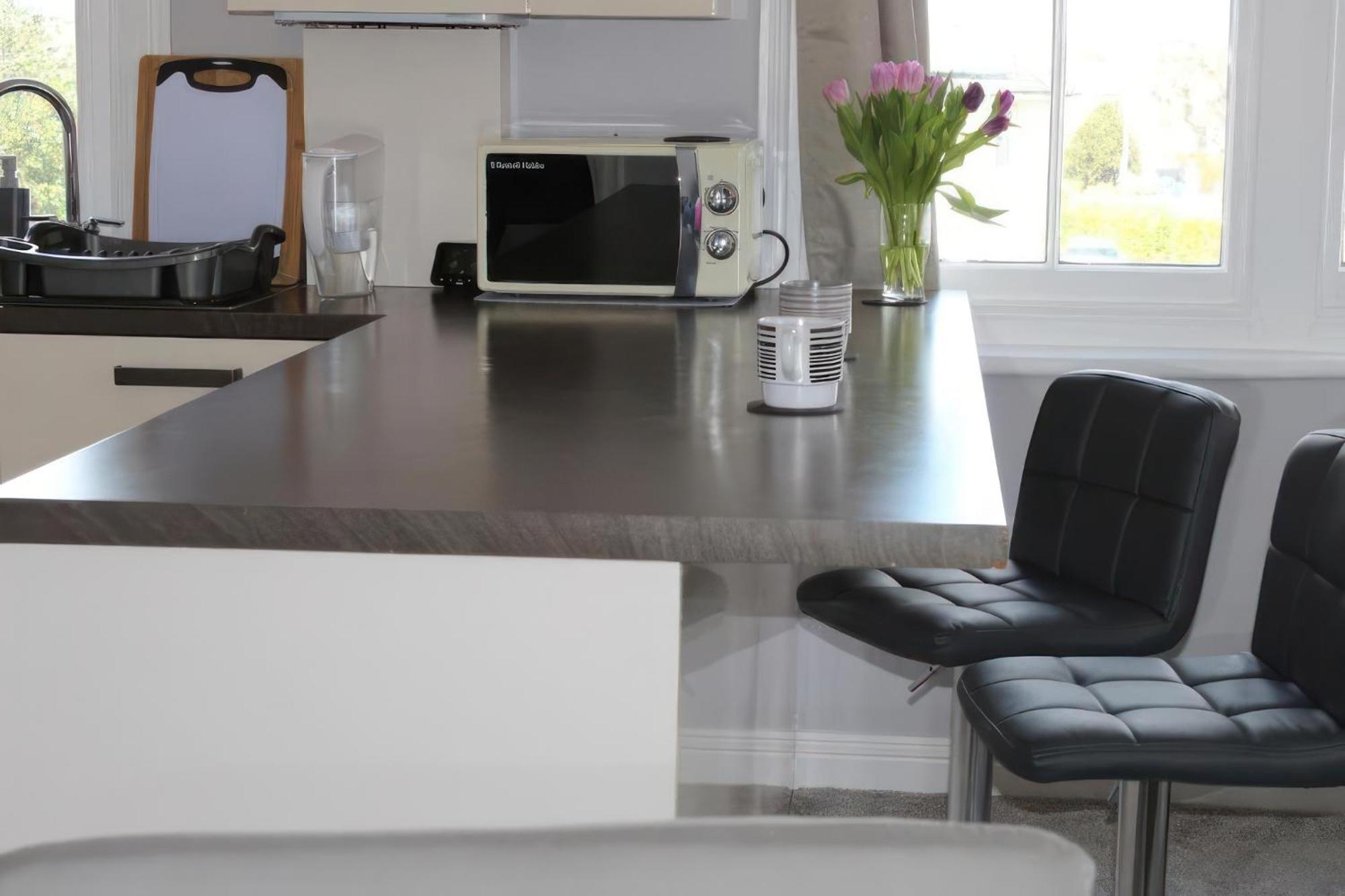 Lovely 2 Bed 2 Bath Flat With Free Parking พูล ภายนอก รูปภาพ