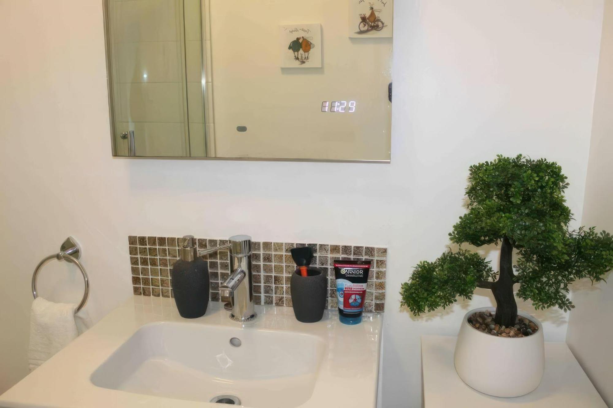 Lovely 2 Bed 2 Bath Flat With Free Parking พูล ภายนอก รูปภาพ