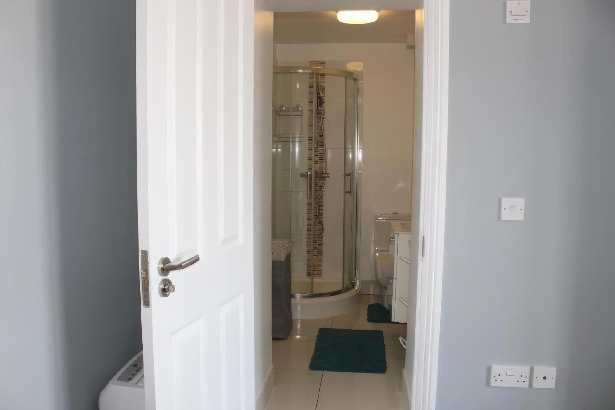 Lovely 2 Bed 2 Bath Flat With Free Parking พูล ภายนอก รูปภาพ