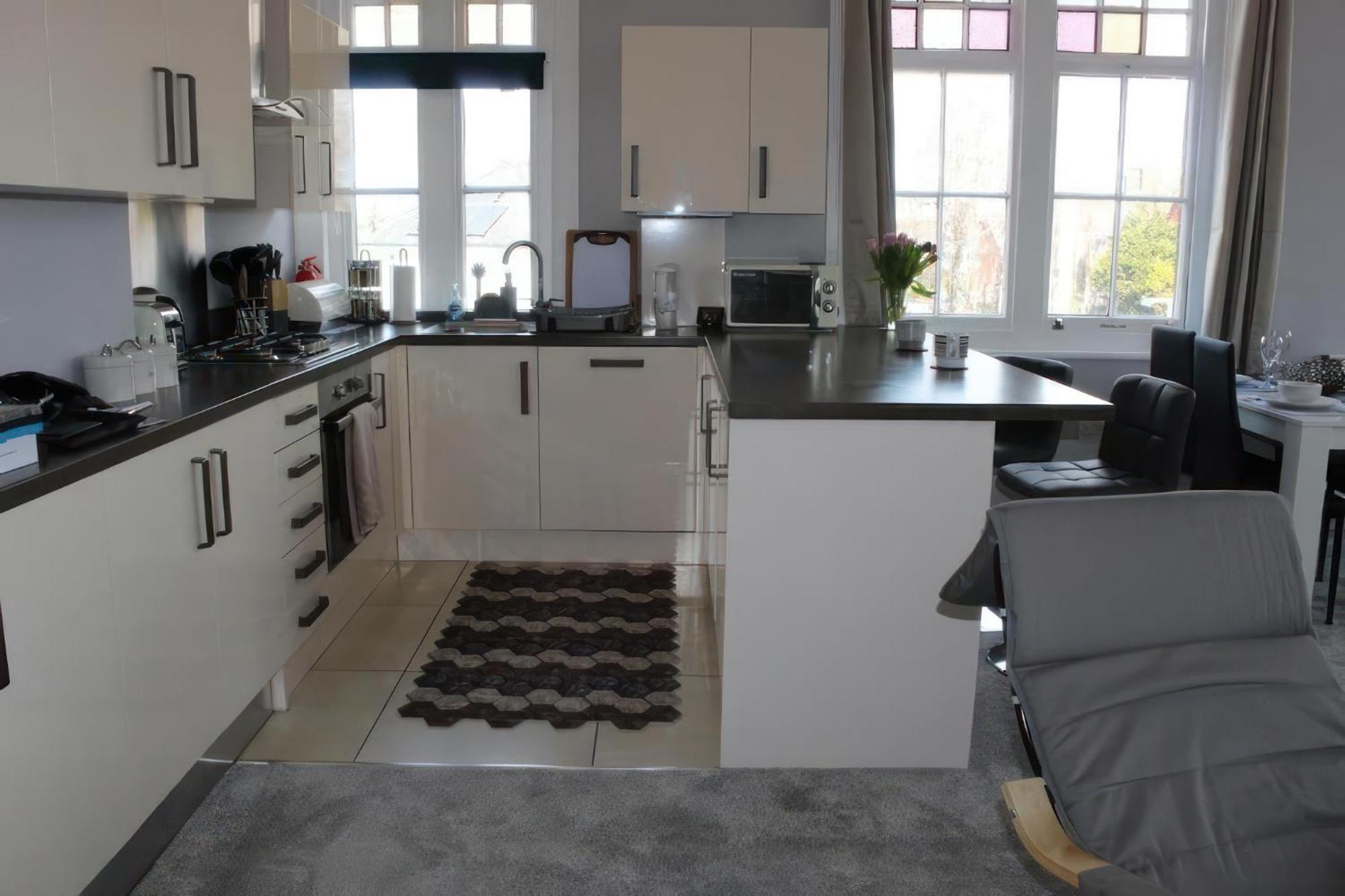 Lovely 2 Bed 2 Bath Flat With Free Parking พูล ภายนอก รูปภาพ