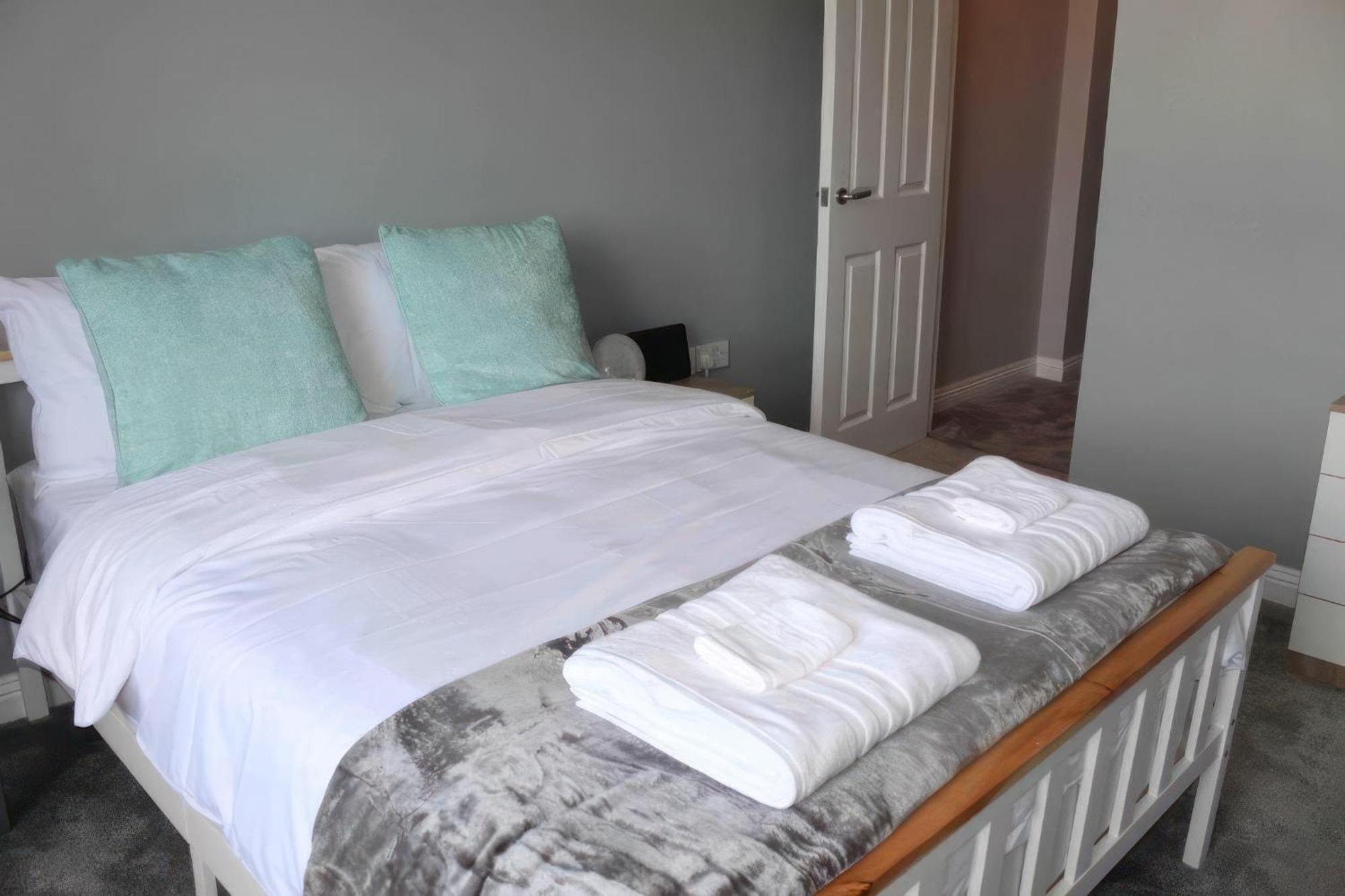 Lovely 2 Bed 2 Bath Flat With Free Parking พูล ภายนอก รูปภาพ