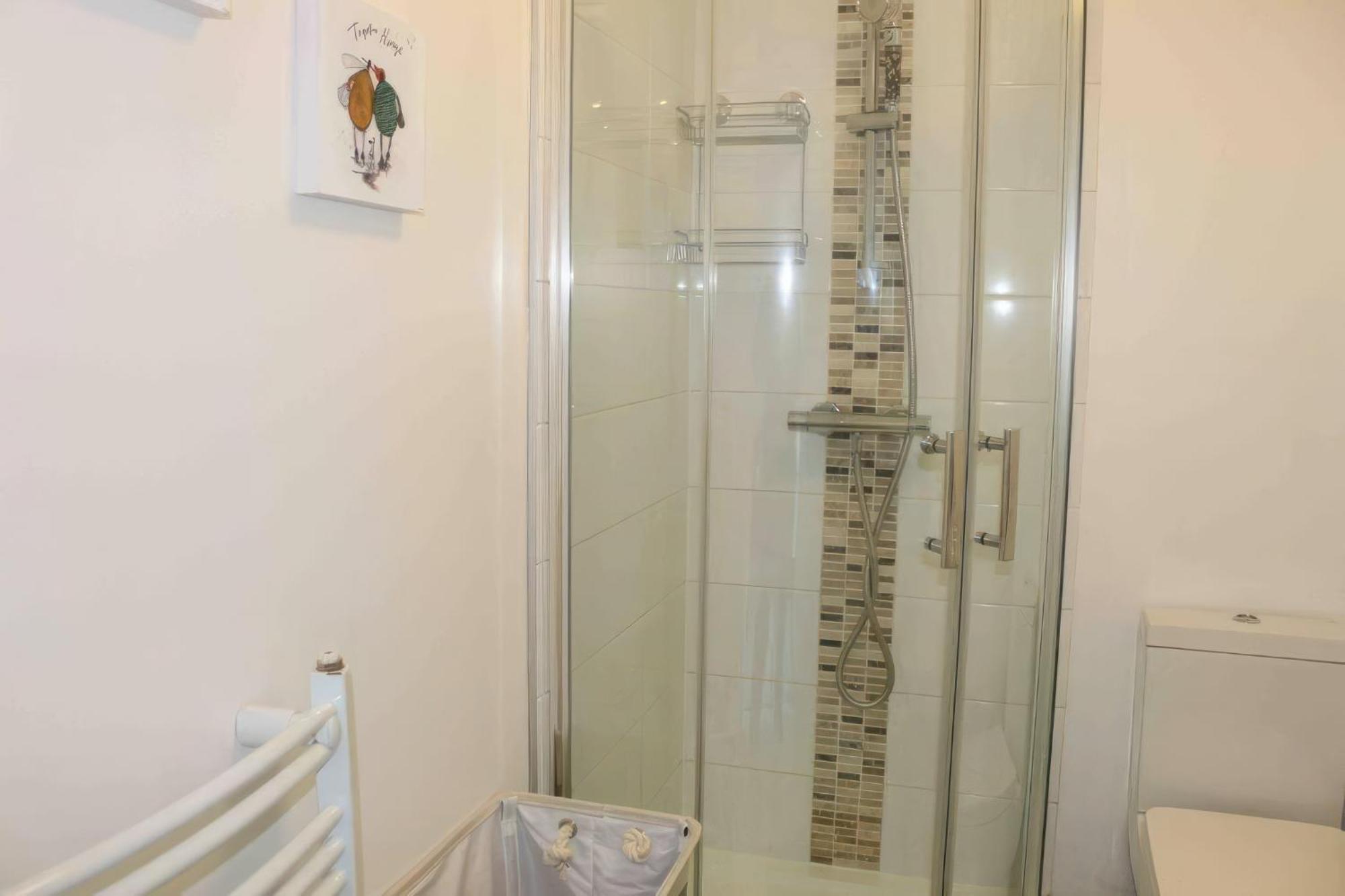 Lovely 2 Bed 2 Bath Flat With Free Parking พูล ภายนอก รูปภาพ
