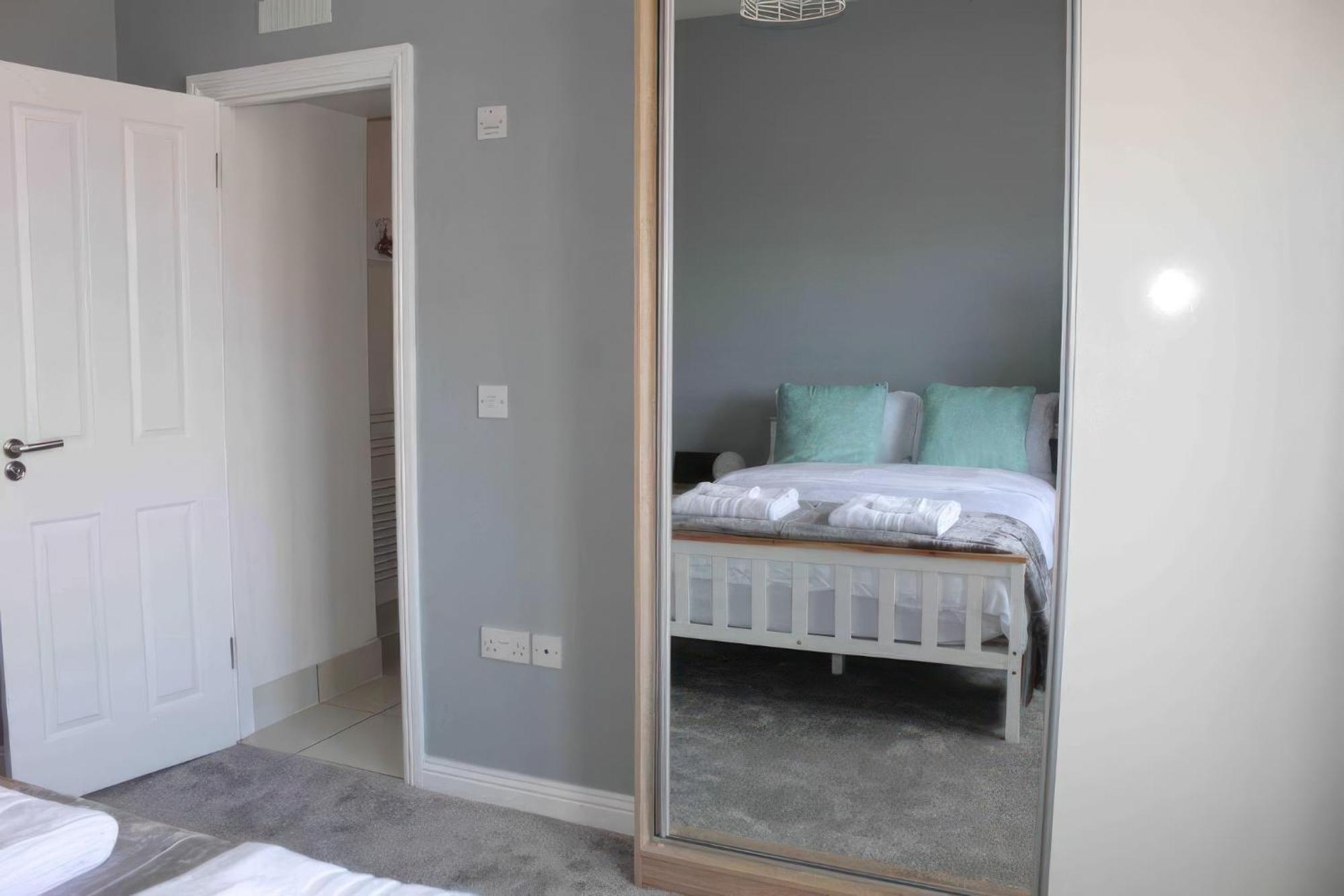 Lovely 2 Bed 2 Bath Flat With Free Parking พูล ภายนอก รูปภาพ