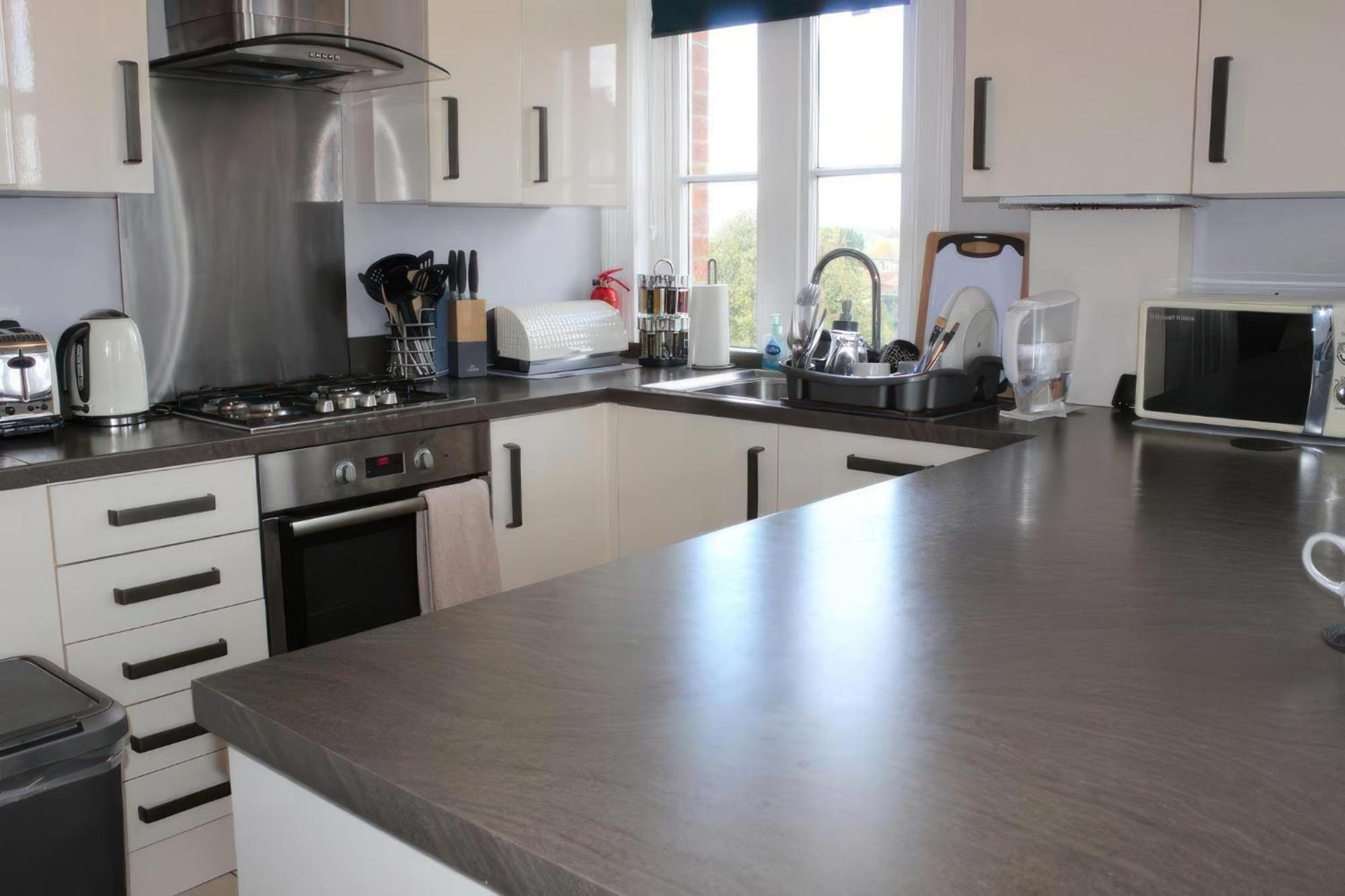 Lovely 2 Bed 2 Bath Flat With Free Parking พูล ภายนอก รูปภาพ