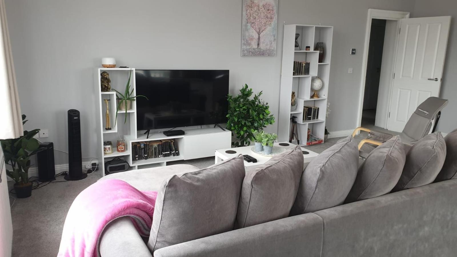 Lovely 2 Bed 2 Bath Flat With Free Parking พูล ภายนอก รูปภาพ