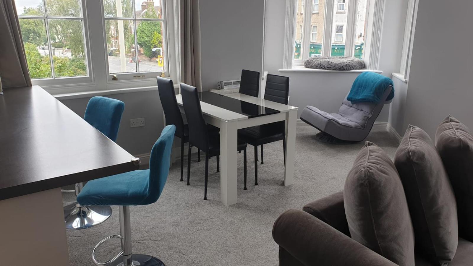 Lovely 2 Bed 2 Bath Flat With Free Parking พูล ภายนอก รูปภาพ