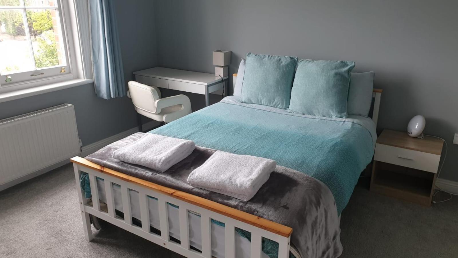 Lovely 2 Bed 2 Bath Flat With Free Parking พูล ภายนอก รูปภาพ