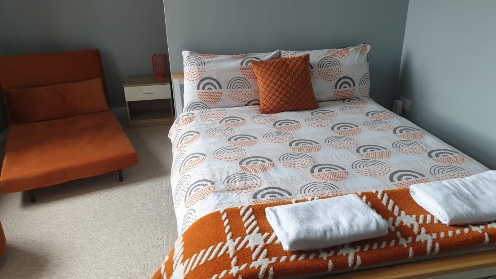 Lovely 2 Bed 2 Bath Flat With Free Parking พูล ภายนอก รูปภาพ